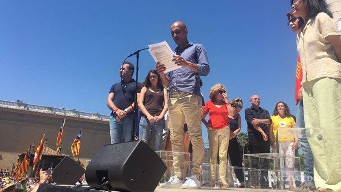 $!Miles de personas se manifiestan en Barcelona a favor del referéndum