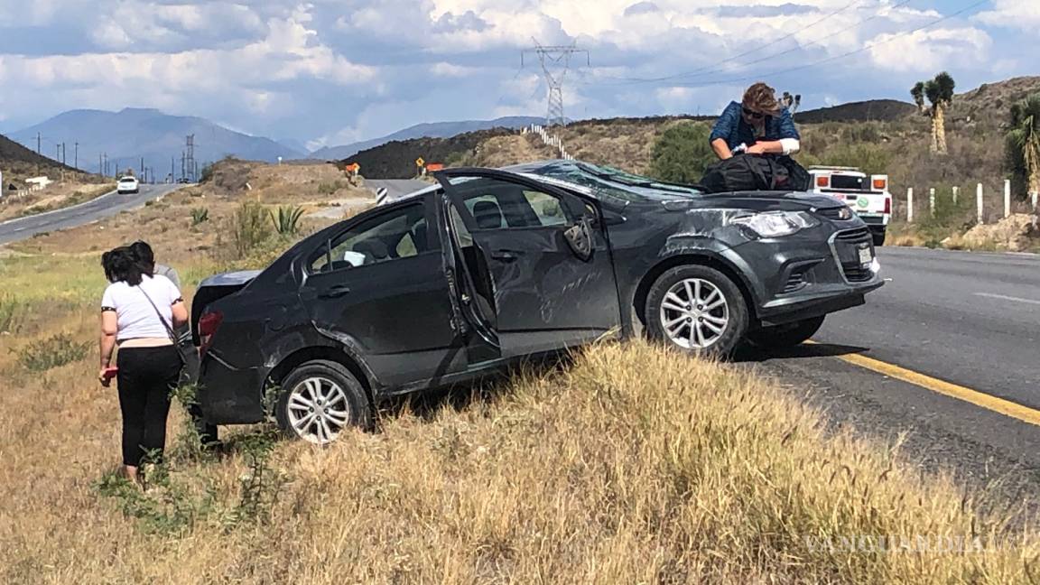 Deja volcadura tres personas lesionadas en carretera libre a Torreón