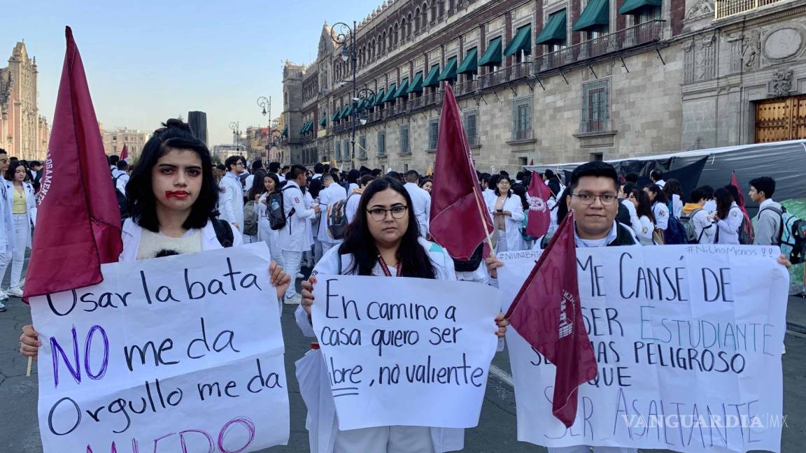 Futuros doctores protestan por la inseguridad ante Palacio Nacional