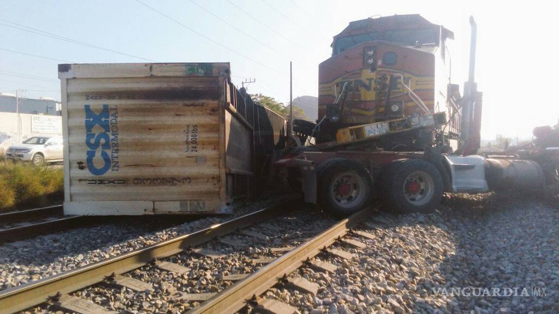 $!Tren parte en tres a tráiler que intentó ganarle el paso, en Ramos Arizpe
