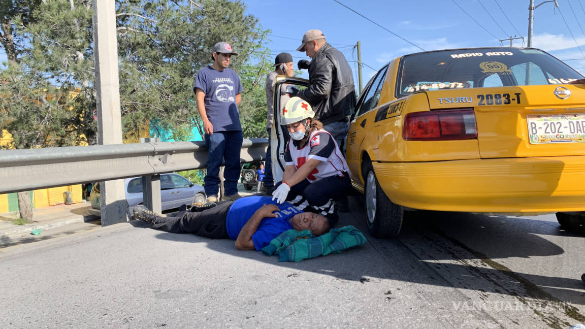 En Saltillo, taxista de 65 años sufre embolia mientras conducía y va a dar hasta el carril de baja velocidad del sentido contrario