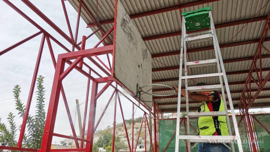 Realizan mantenimiento a espacios deportivos en colonias de Torreón