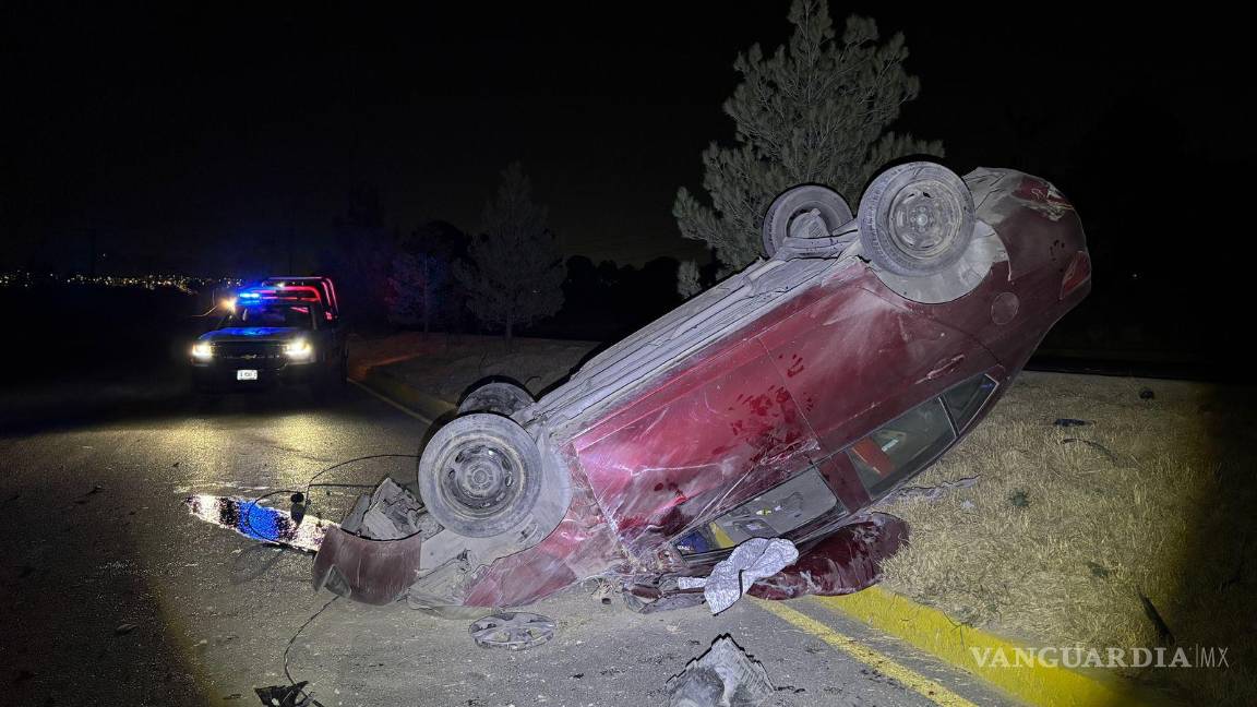 Choca contra luminaria, vuelca y abandona su auto al sur de Saltillo