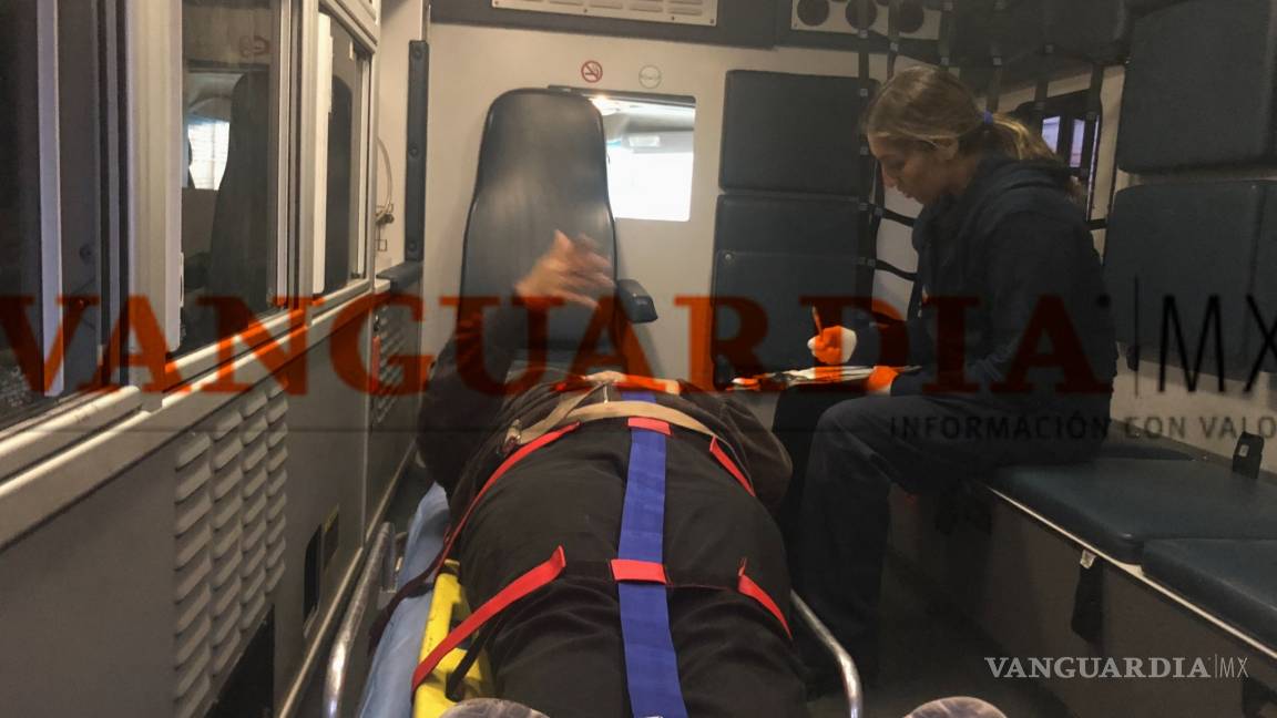 Pareja cae de motocicleta en Ramos Arizpe; mujer resulta lesionada