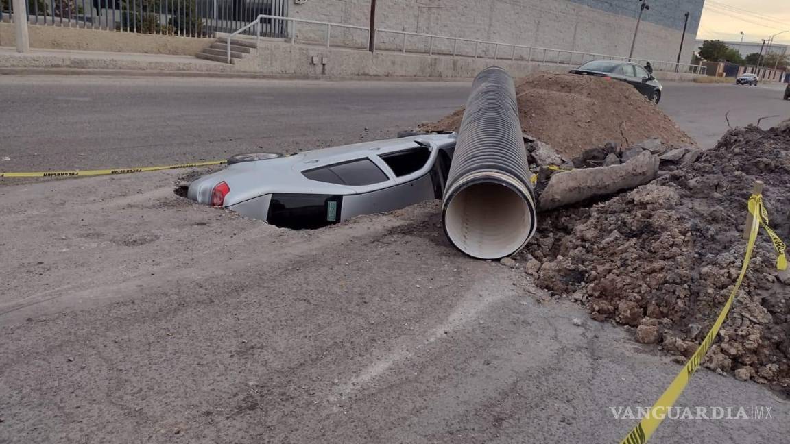 ¿El Socavón de Puebla? No, pasó en Torreón: automovilista cae en zanja de Simas, es el tercer caso del año