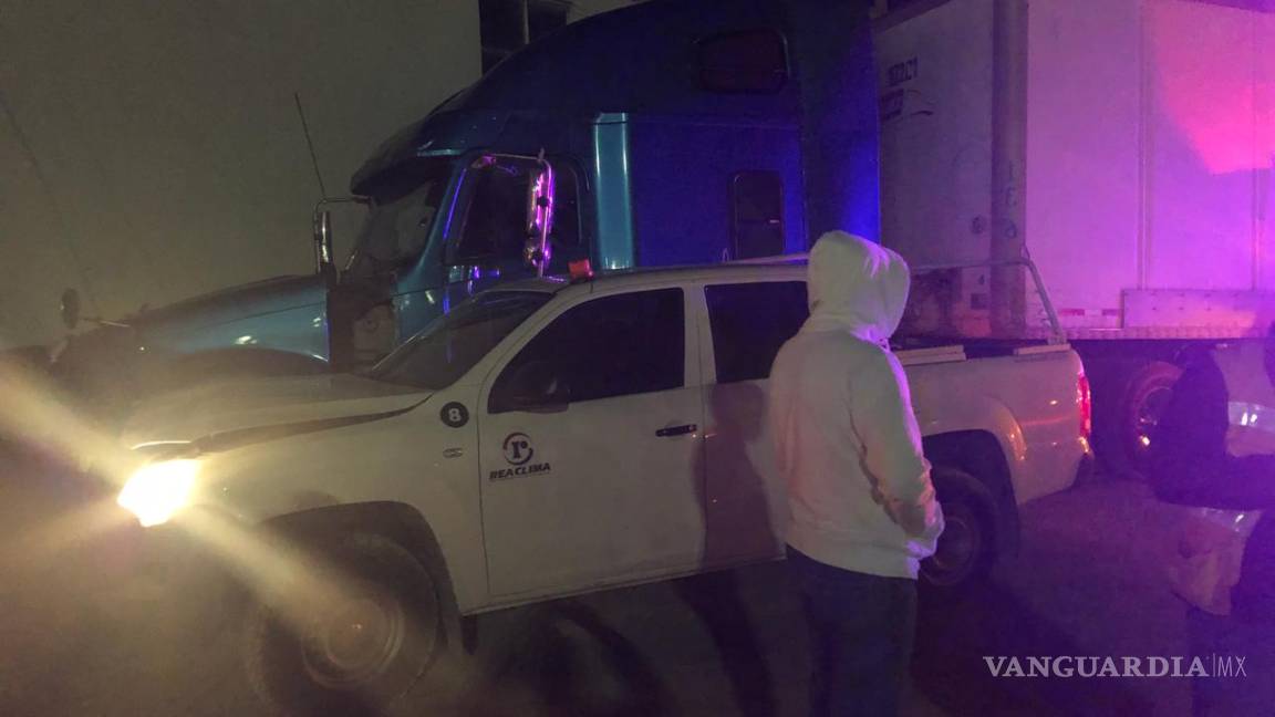 Tráiler se impacta contra cuatro vehículos estacionados, en Ramos Arizpe