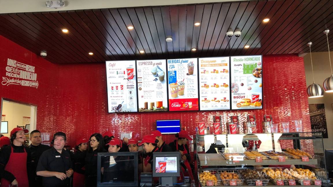 $!Con -4 grados, hacen fila fuera de Tim Hortons desde las 6:30 am en Saltillo