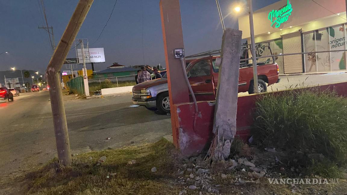 $!La conductora del Toyota Yaris perdió el control y se impactó contra una base de concreto en el bulevar Luis Donaldo Colosio.