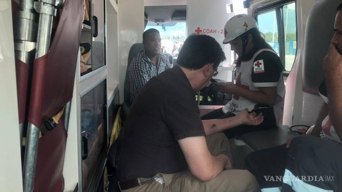 $!Choca y hace que se vuelque taxi en Saltillo