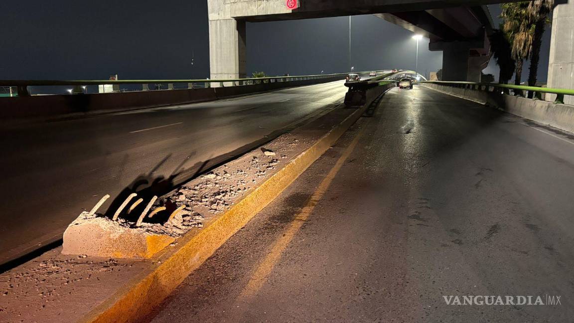 $!El vehículo quedó obstruyendo parte de la vialidad con dirección al periférico Luis Echeverría Álvarez.