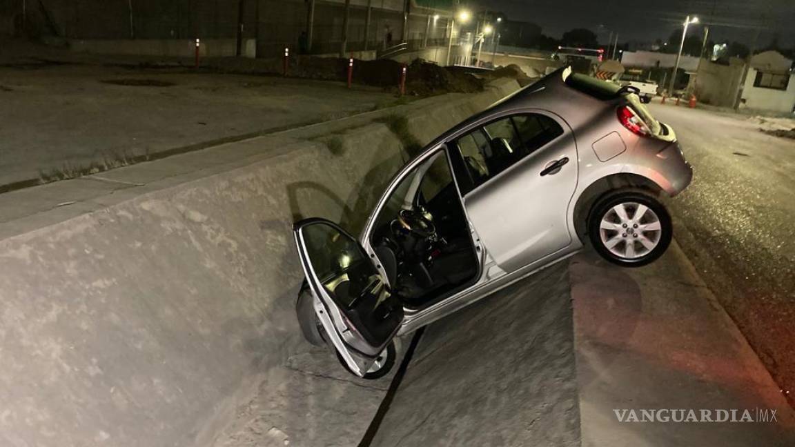 Saltillo: conductor termina en canal pluvial tras noche de fiesta