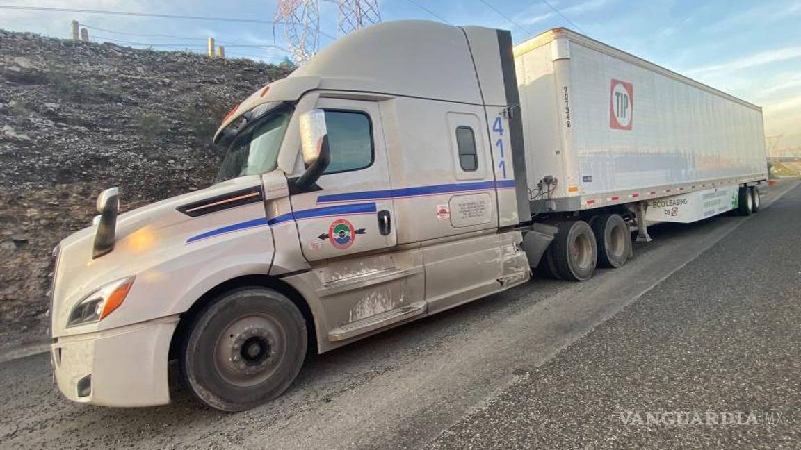 $!El tráiler que se cruzó en el camino del Tiida, provocando la colisión.