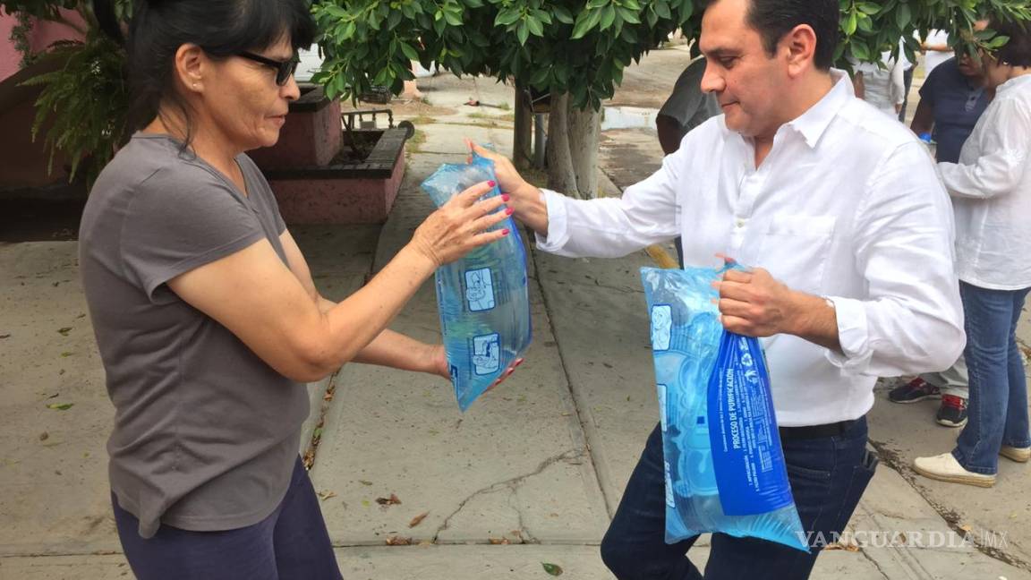 Subsecretario de Finanzas reparte agua en colonias de Torreón