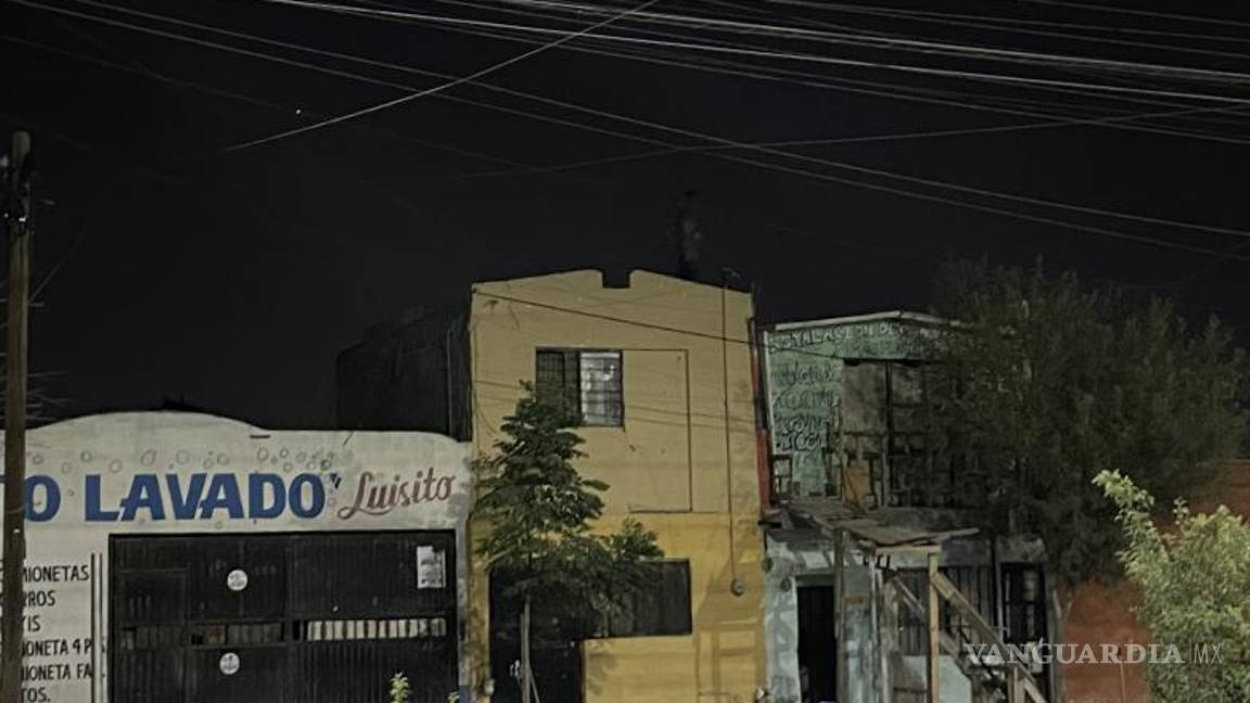 $!Desde lo alto de su vivienda, el hombre atacaba a quien pasara por el lugar.