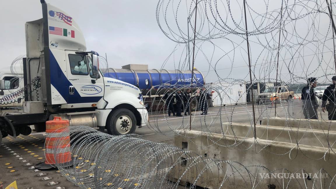 En Piedras Negras ‘Blindan’ cruce fronterizo agentes mexicanos y norteamericanos; colocan barricadas y alambres de púas