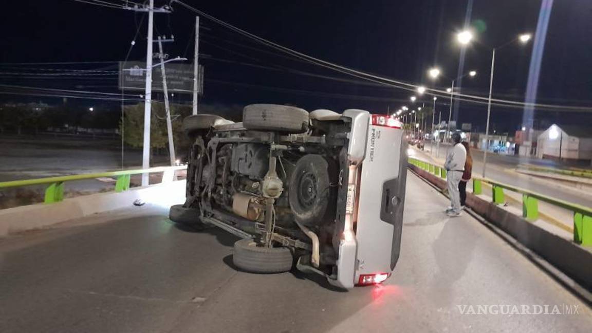 $!La camioneta Nissan Frontier quedó volteada después del accidente en el bulevar Nazario S. Ortiz Garza.