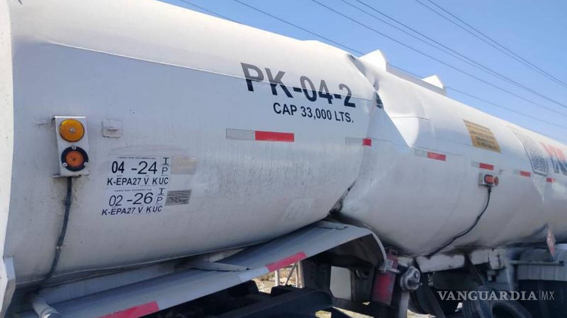 $!Elementos de la Policía del Estado abanderaron la zona para evitar otros percances mientras se retiraban las unidades siniestradas.