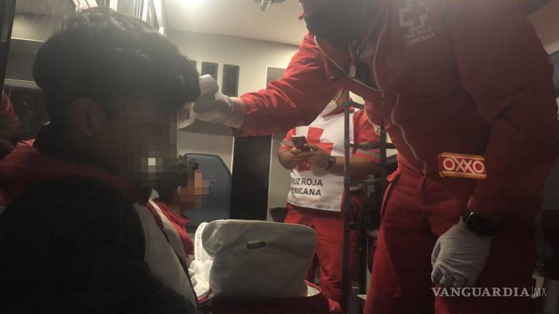 $!Paramédicos evaluaron el estado de los jóvenes involucrados en el accidente, determinando que no presentan lesiones graves.