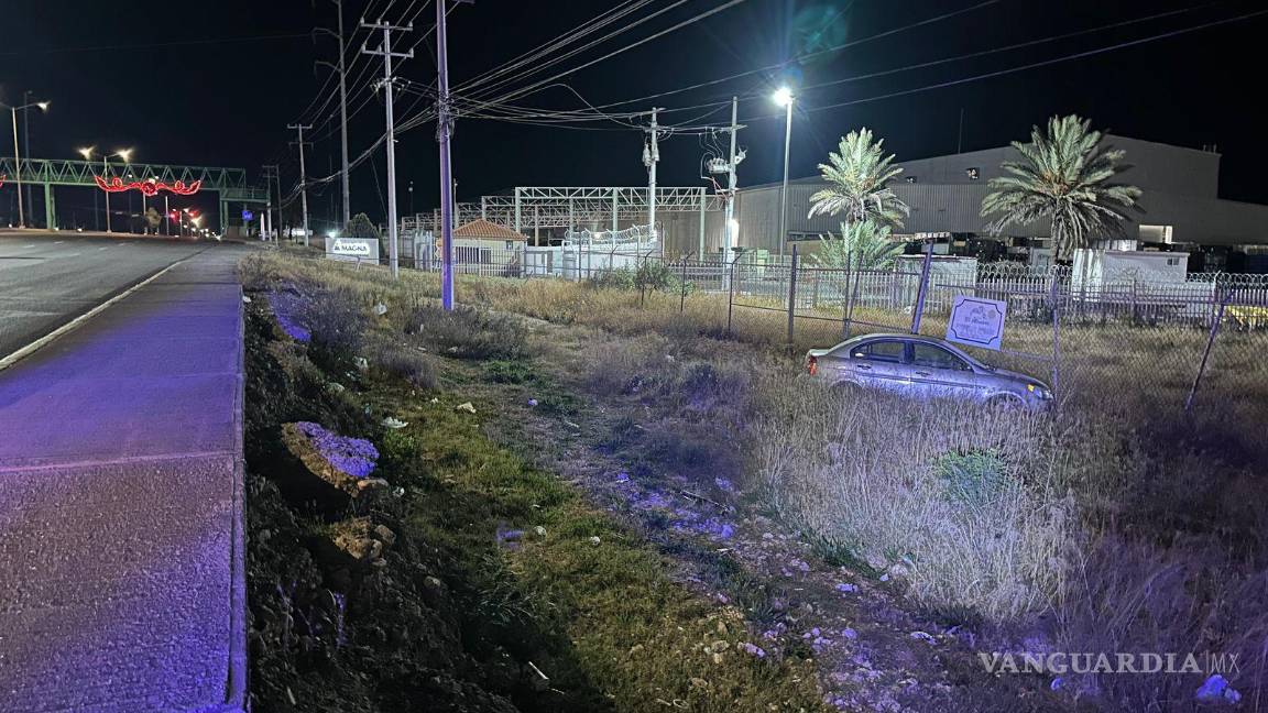 $!Un Dodge Attitude quedó varado tras un accidente en la colonia Teresitas durante la madrugada.