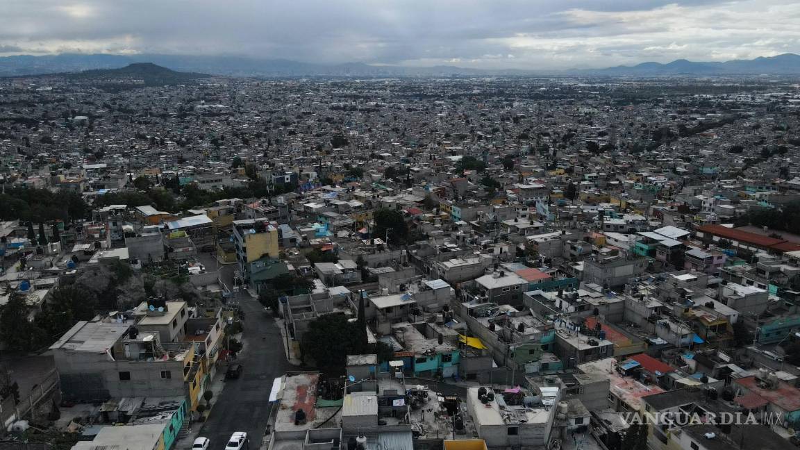 $!Unidades de almacenamiento de agua se encuentran en los tejados de la colonia Iztapalpa en la Ciudad de México.