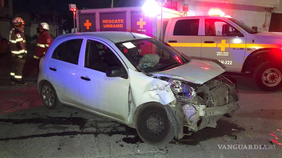 Conductor no respeta alto, impacta auto y deja a mujer atrapada en su coche, al sur de Saltillo