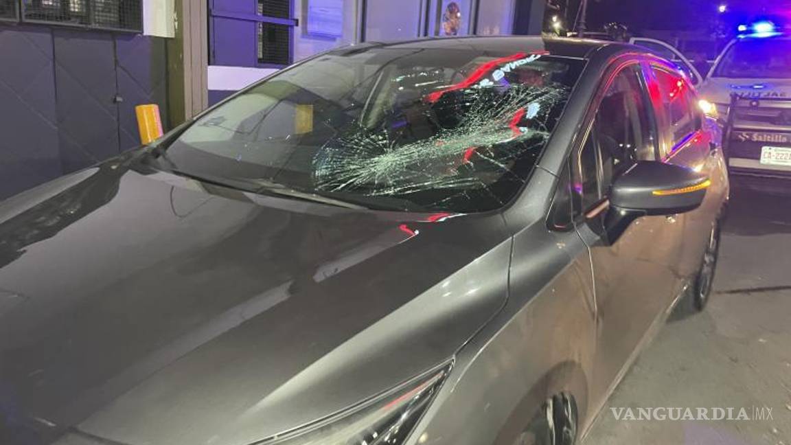 $!El conductor del Nissan Versa fue detenido por las autoridades y puesto a disposición del Ministerio Público por el delito de lesiones.