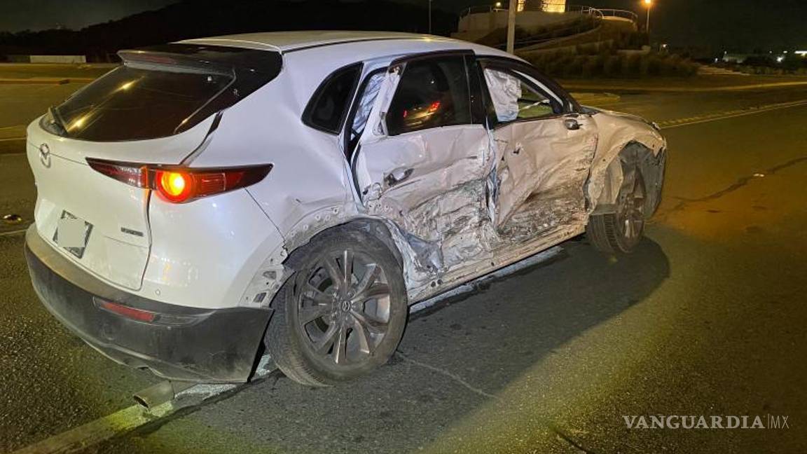 $!Una camioneta Mazda fue de las primeras afectadas en el accidente.