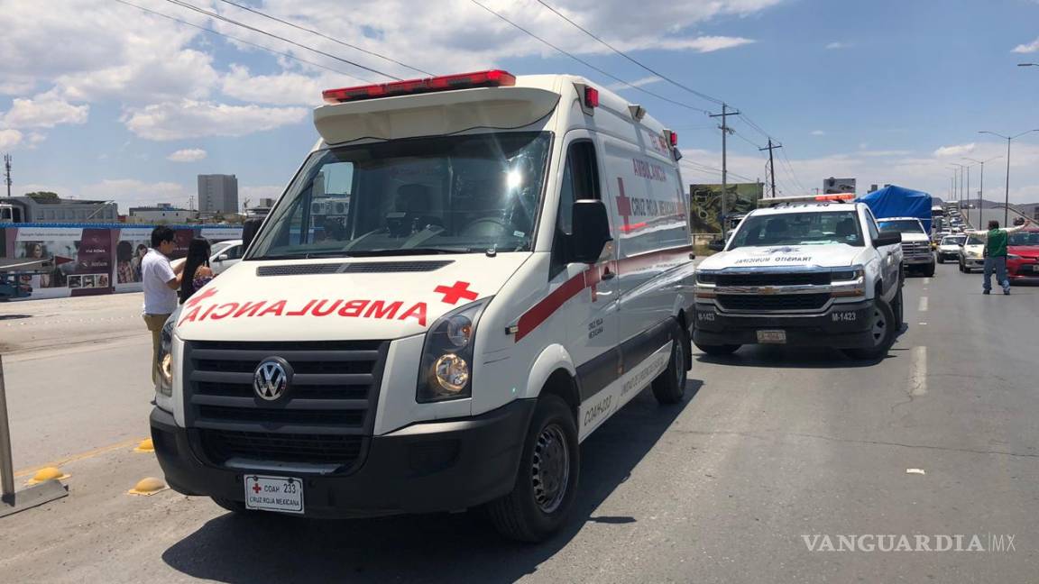 $!Choca y hace que se vuelque taxi en Saltillo