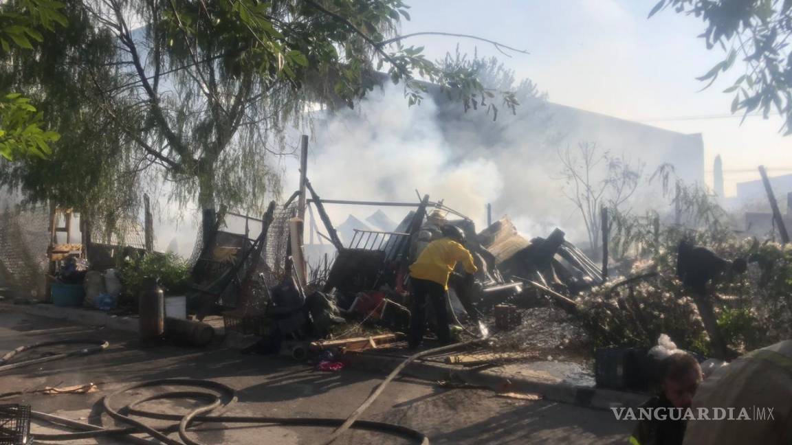 Incendio consume tres viviendas en la San José