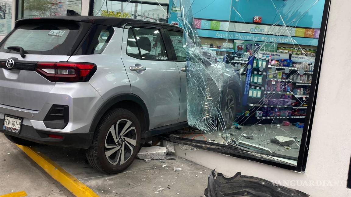 Entra con todo y coche a farmacia; falló el coche, dice