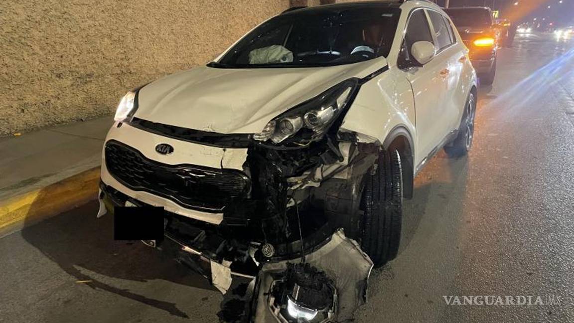 $!Chocó contra una camioneta Kia, la cual salió proyectada hacia el carril contrario, golpeando otro vehículo.