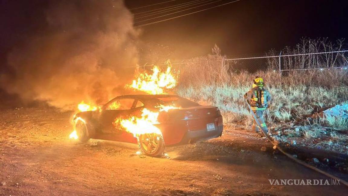 Incendio arrasa con auto deportivo al sur de Saltillo; falla mecánica habría causado el fuego