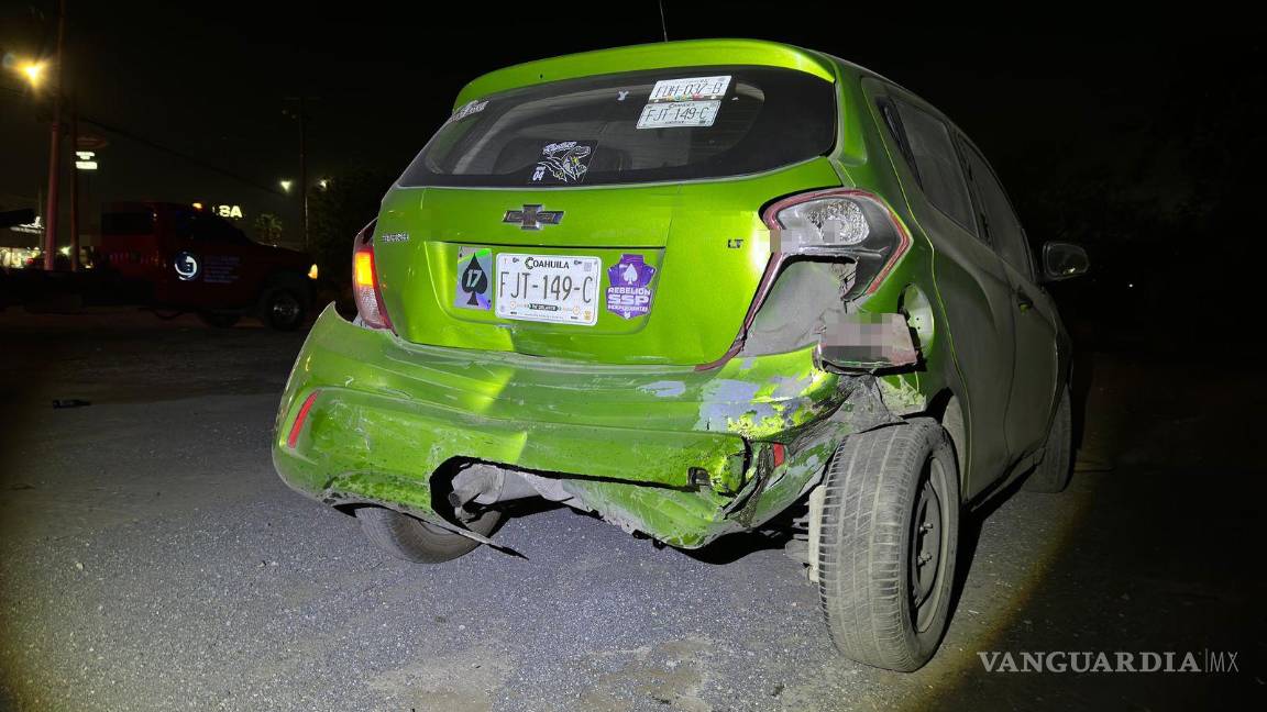 $!El Chevrolet Spark sufrió daños en la parte trasera tras el impacto en la colonia Los Rodríguez.