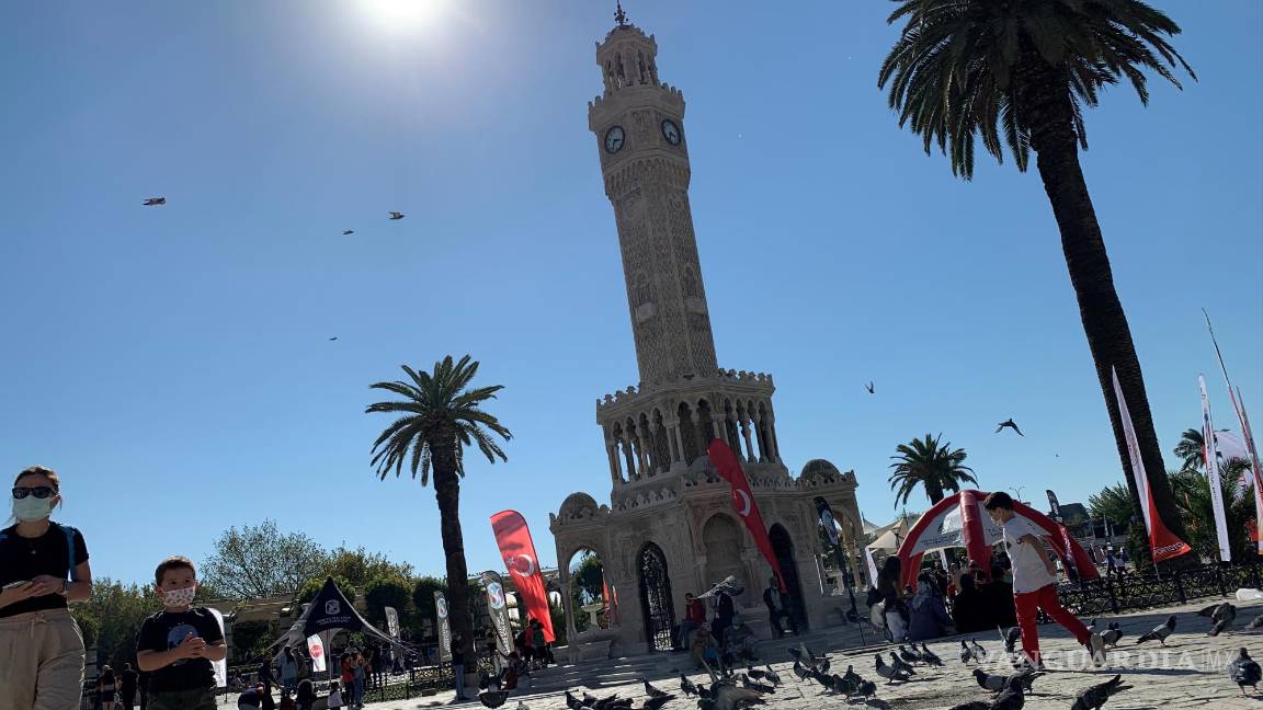 $!En Konak Meydani, la Plaza de la Villa en el corazón de Esmirna capital, se levanta la Torre del Reloj, el símbolo de la ciudad. La Plaza es la entrada al mercado de Kemeralti. EFE/Antonio Sánchez Solís