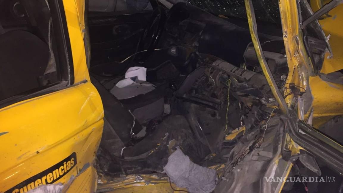 Taxista queda prensado tras aparatoso choque en Saltillo, es trasladado de urgencia al hospital