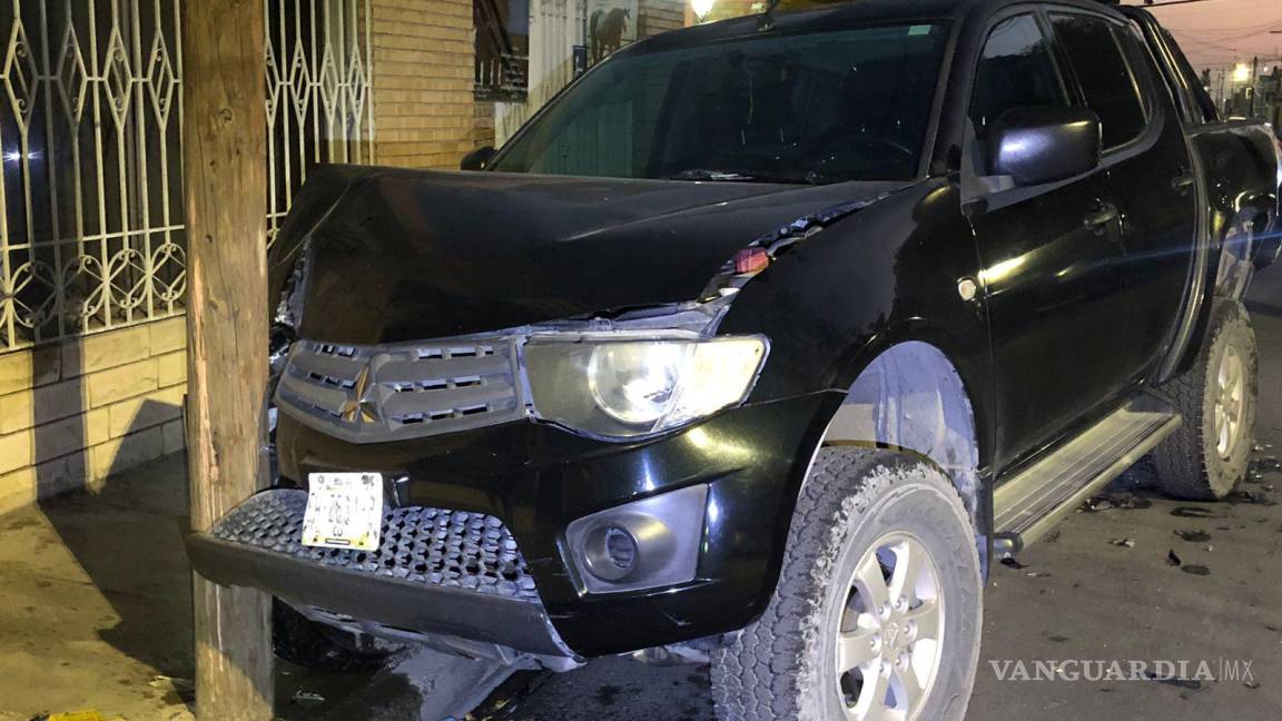 Saltillo: auto ‘fantasma’ choca contra camioneta estacionada y huye