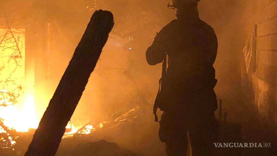 Incendio de casa abandonada causa alarma a vecinos del oriente de Saltillo