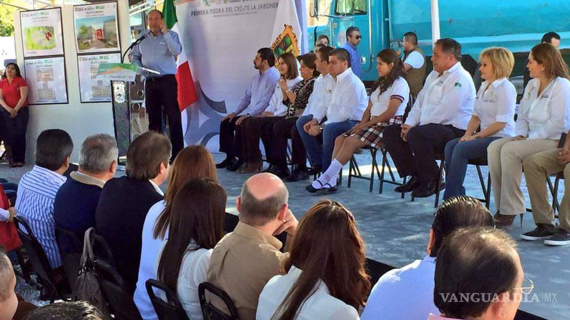 $!Coloca Rubén Moreira primera piedra del CECYTE La Jabonera de Torreón