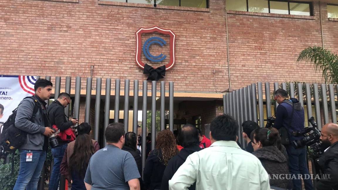 $!Con detector de metales... alumnos del Colegio Cervantes de Torreón regresan a clases después de la tragedia (fotos)
