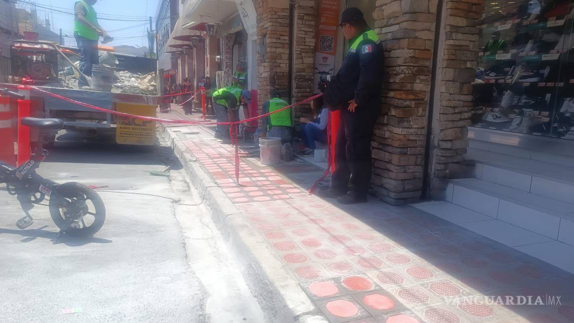 $!En varios puntos se están haciendo los trabajos; la gente espera que se repare toda la acera.