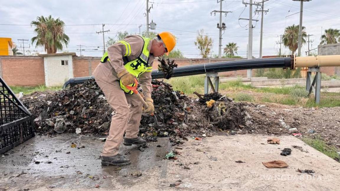 $!El trabajador de Simas Torreón pidió no tirar basura en las calles ni al sistema de drenaje.