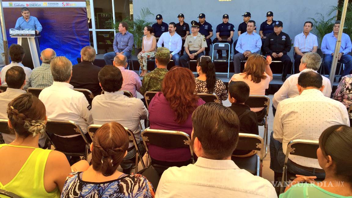 $!Alcalde de Torreón entrega reconocimientos al “policía del mes”