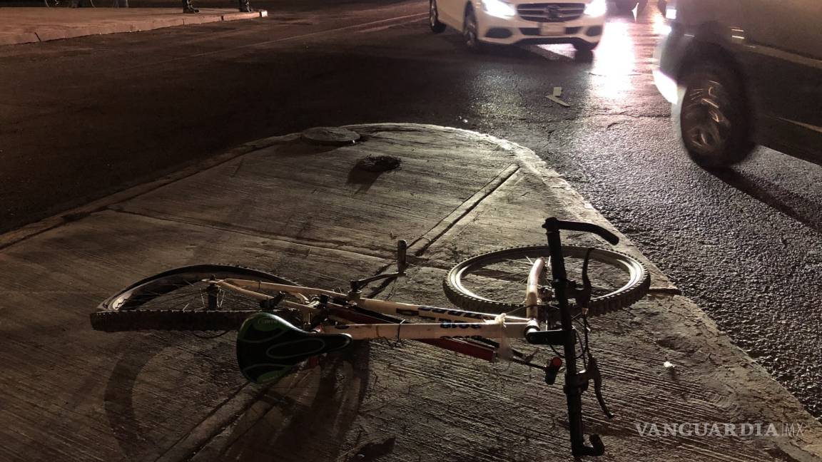 Conductor arrolla a ciclista en Saltillo; lo deja con lesiones de gravedad