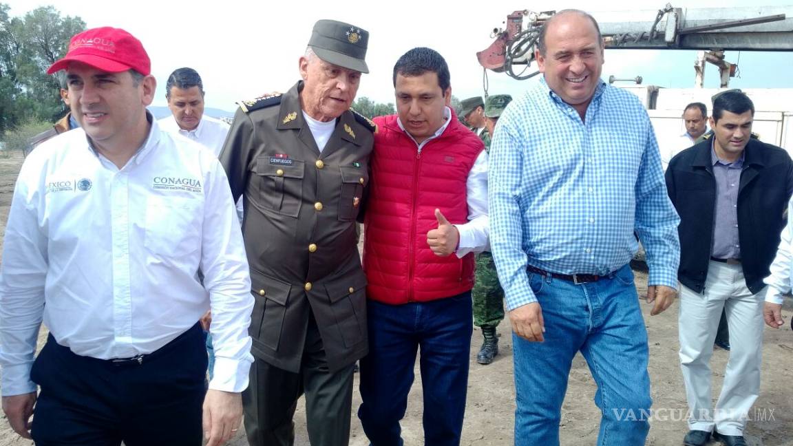 Cienfuegos supervisa junto a Rubén Moreira avances de cuartel militar en Coahuila