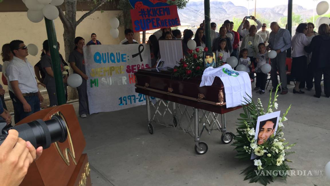 $!Despiden al joven "superhéroe" Enrique Campos