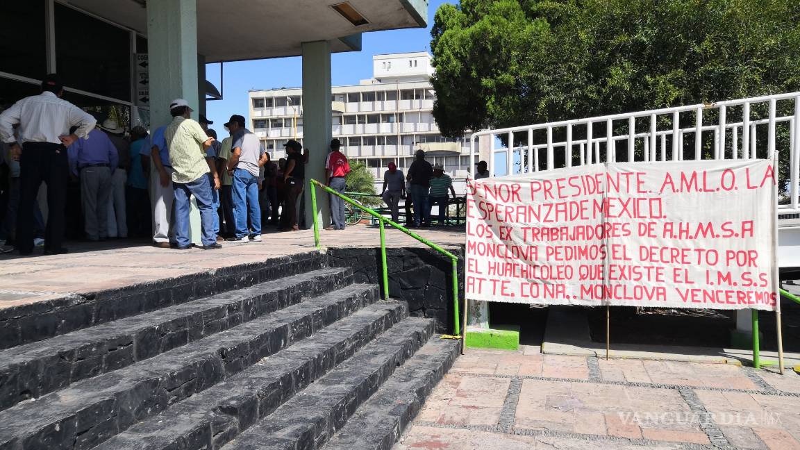 $!Ex trabajadores de AHMSA protestan en el IMSS por problemática en pensiones e incapacidades