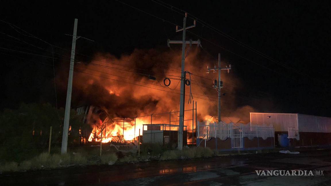 $!Afortunadamente no hay lesionados, pero el fuego causó graves daños a la empresa.