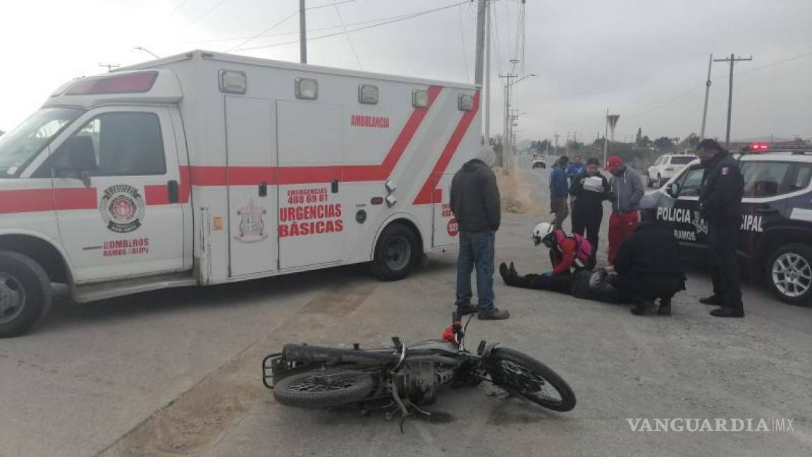 Resulta con posible fractura motociclista tras chocar con auto en colonia de Ramos Arizpe