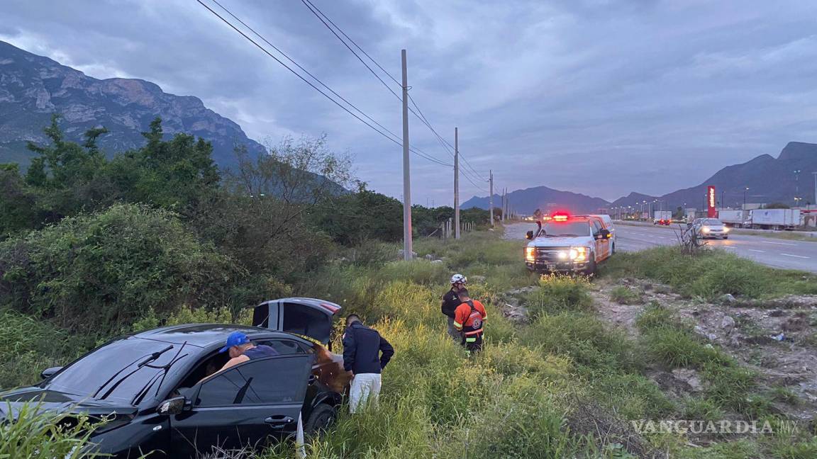 Mujer resulta lesionada en percance vial en la carretera Monterrey-Saltillo