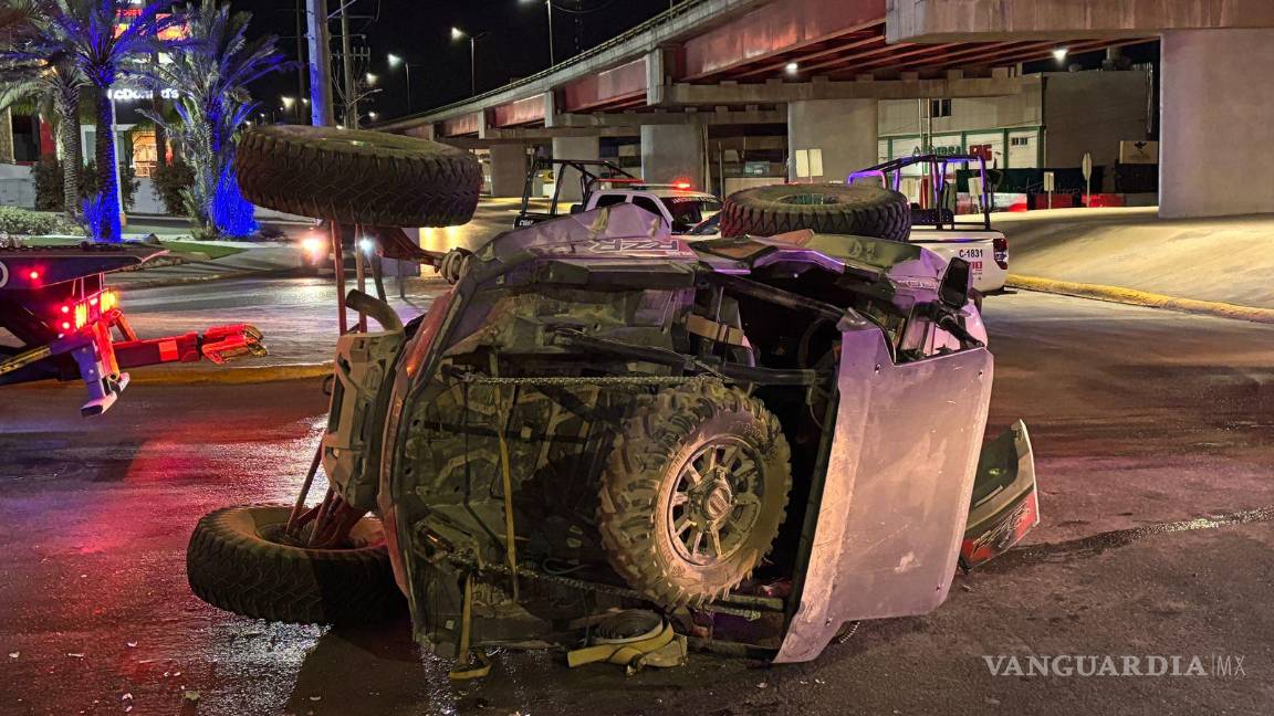 $!El RZR volcó tras la colisión con la camioneta Ford F-150 que se pasó el semáforo en rojo.